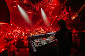 דיג'יי מנגן בסט במסיבת טכנו בגגרין