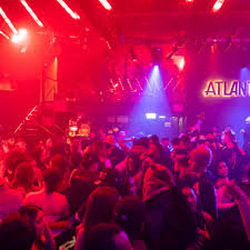 קהל רוקד במסיבת היפ הופ באטלנטה