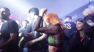 רחבת הריקודים המרכזית בגגרין מלאה באנשים