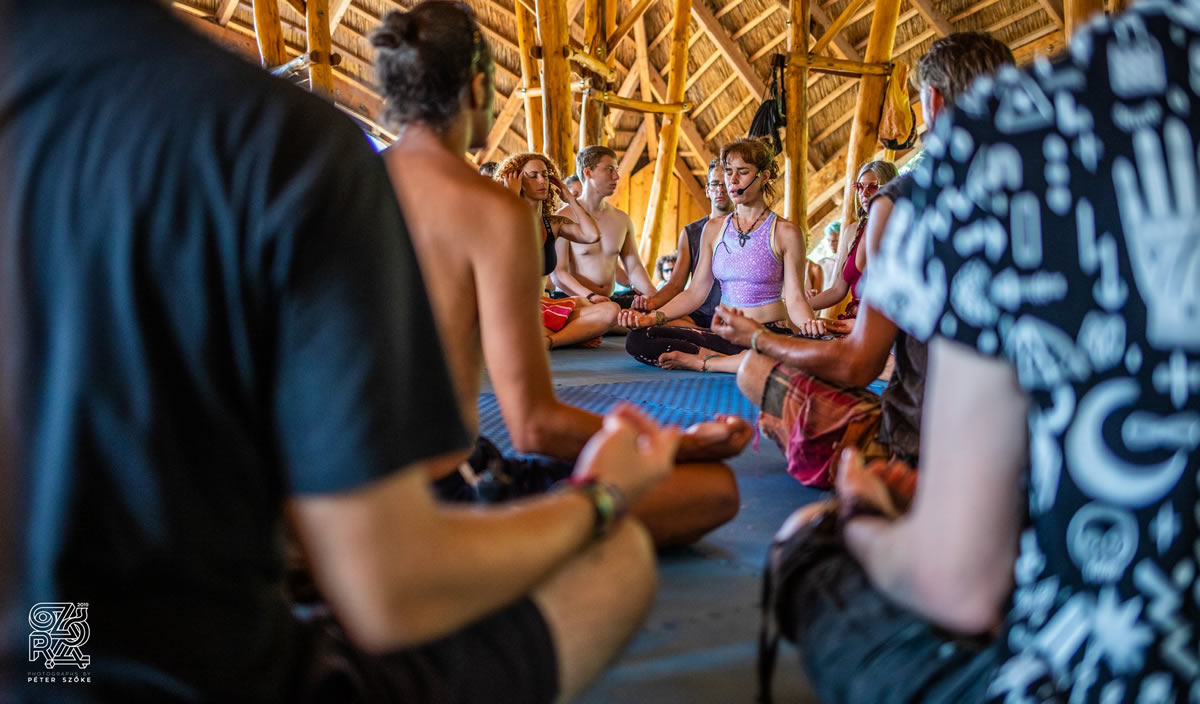 פסטיבל אוזורה 2025 – במה מרכזית בלילה עם תאורה צבעונית וקהל רוקד