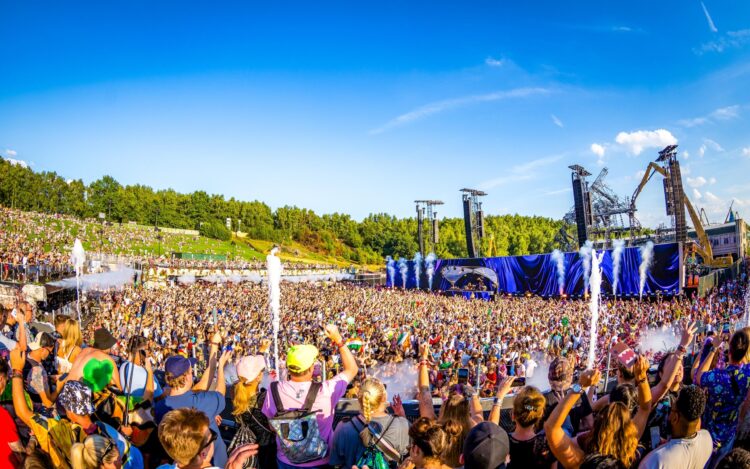 טומורולנד – מבט כללי על הבמה המרכזית והקהל בפארק De Schorre, Boom