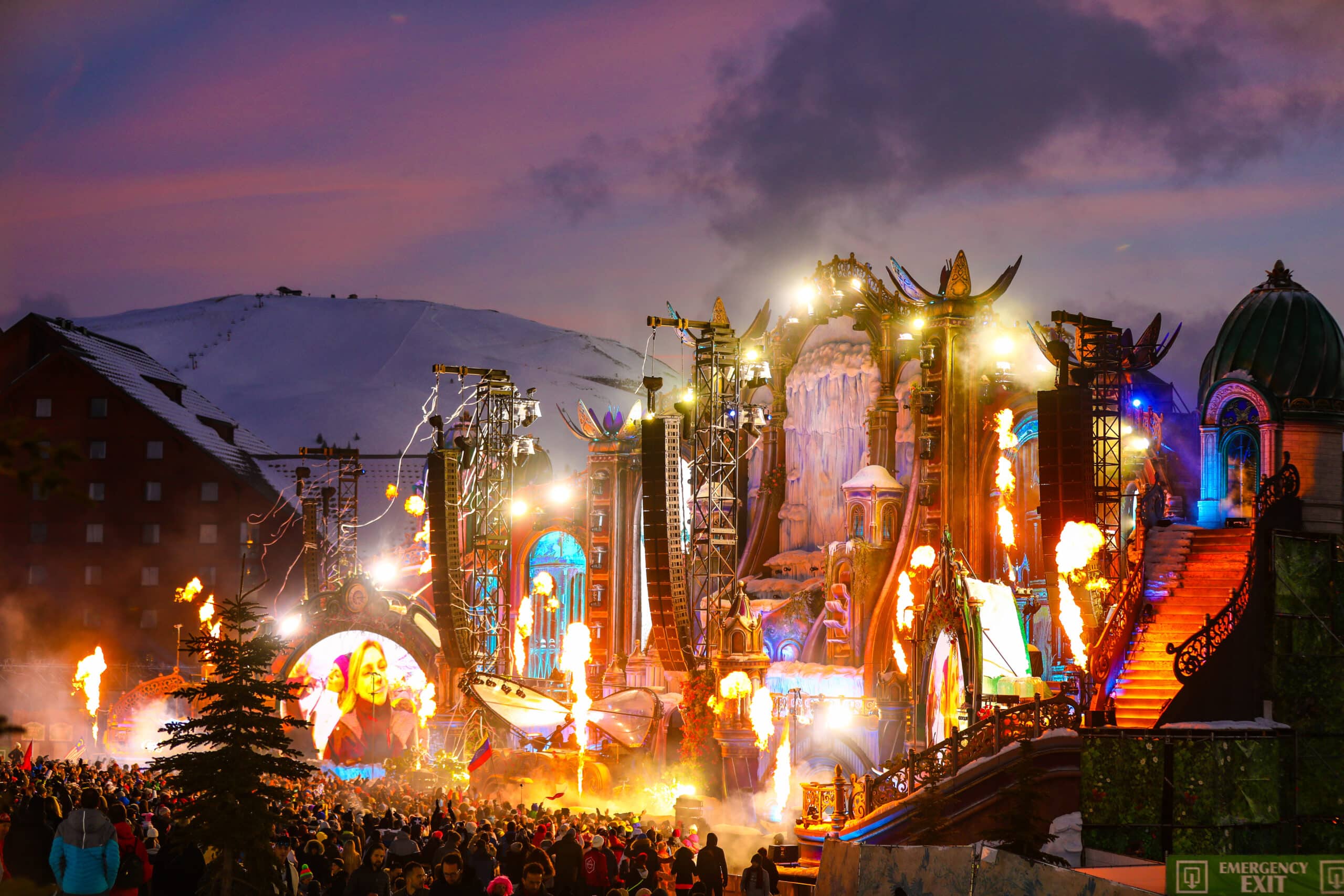 Alpe d’Huez בלילה – במות מוארות על רקע ההרים המושלגים