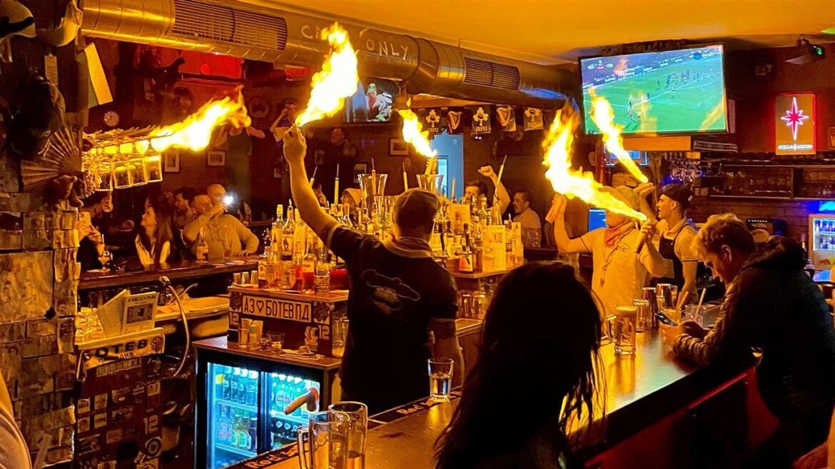 Amigos Bar בבנסקו – בר ומועדון קריוקי פופולרי