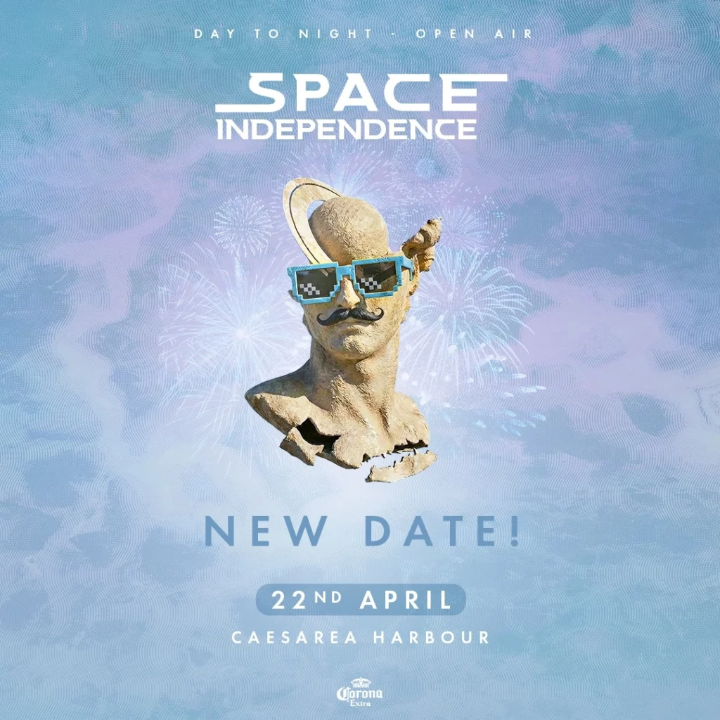 פסטיבל עצמאות Space בנמל קיסריה עם פסל עתיק חובש משקפי שמש מפוקסלים על רקע זיקוקים